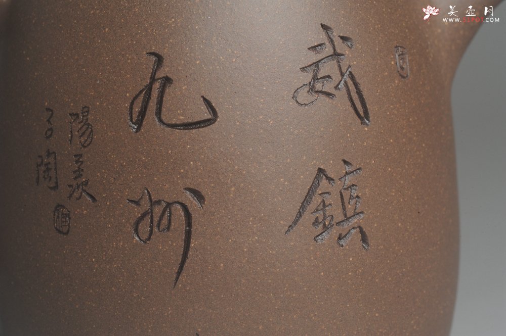 紫砂壶图片：美壶特惠 助工精工青段井栏壶 威镇九州 特文气 - 宜兴紫砂壶网