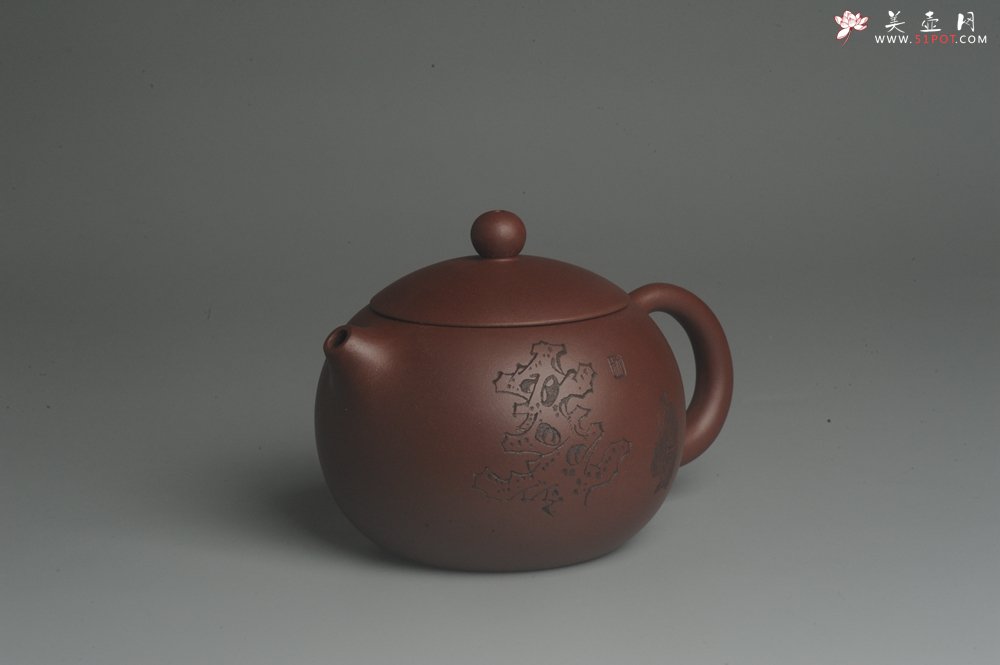 紫砂壶图片：美壶福利特惠 精致西施 精刻拜石图 茶人醉爱 - 宜兴紫砂壶网