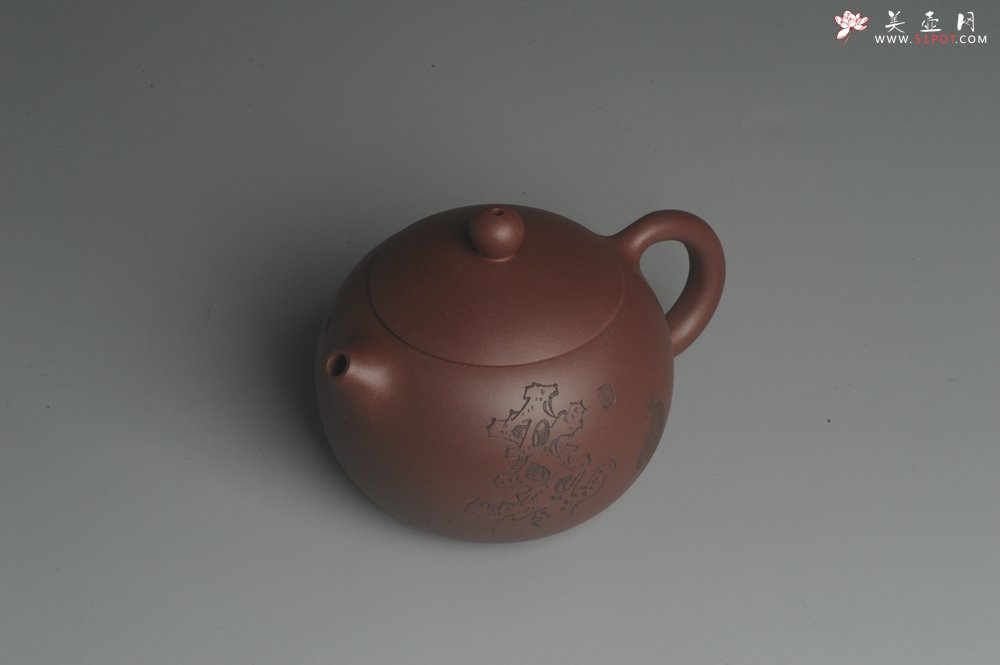 紫砂壶图片：美壶福利特惠 精致西施 精刻拜石图 茶人醉爱 - 宜兴紫砂壶网