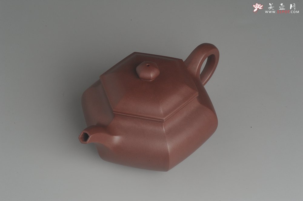 紫砂壶图片：实力派张海艳全手工精工油润底曹青六方仿古壶 气势磅礴 线面挺括平正 - 宜兴紫砂壶网