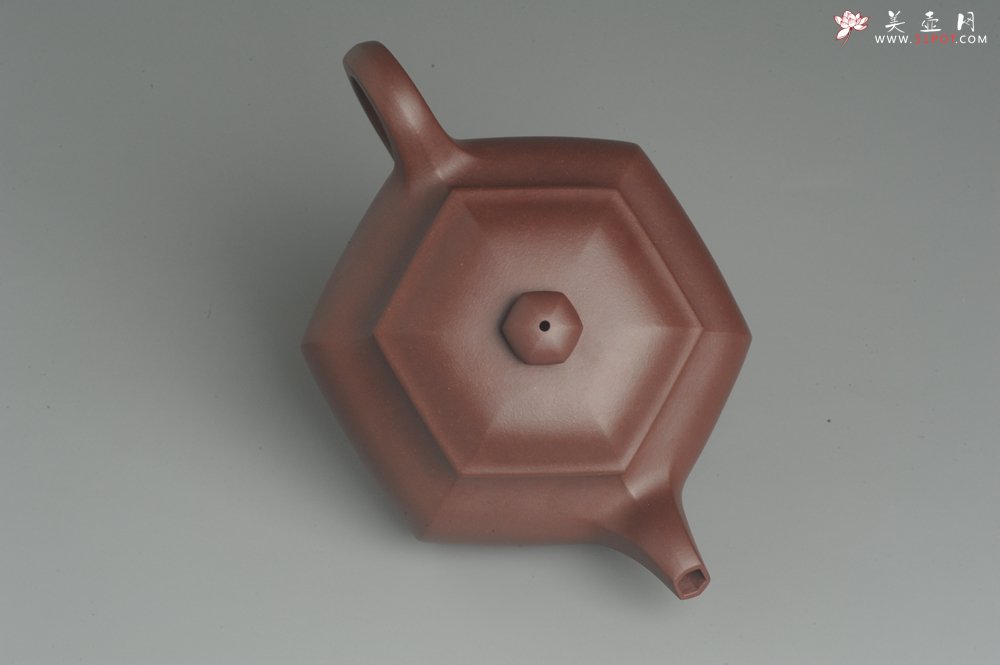 紫砂壶图片：实力派张海艳全手工精工油润底曹青六方仿古壶 气势磅礴 线面挺括平正 - 宜兴紫砂壶网