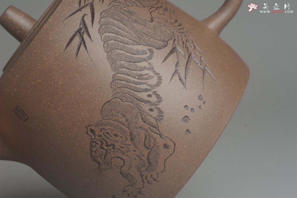 紫砂壶图片：美壶特惠 助工精工青段井栏壶 威镇九州 特文气 - 宜兴紫砂壶网