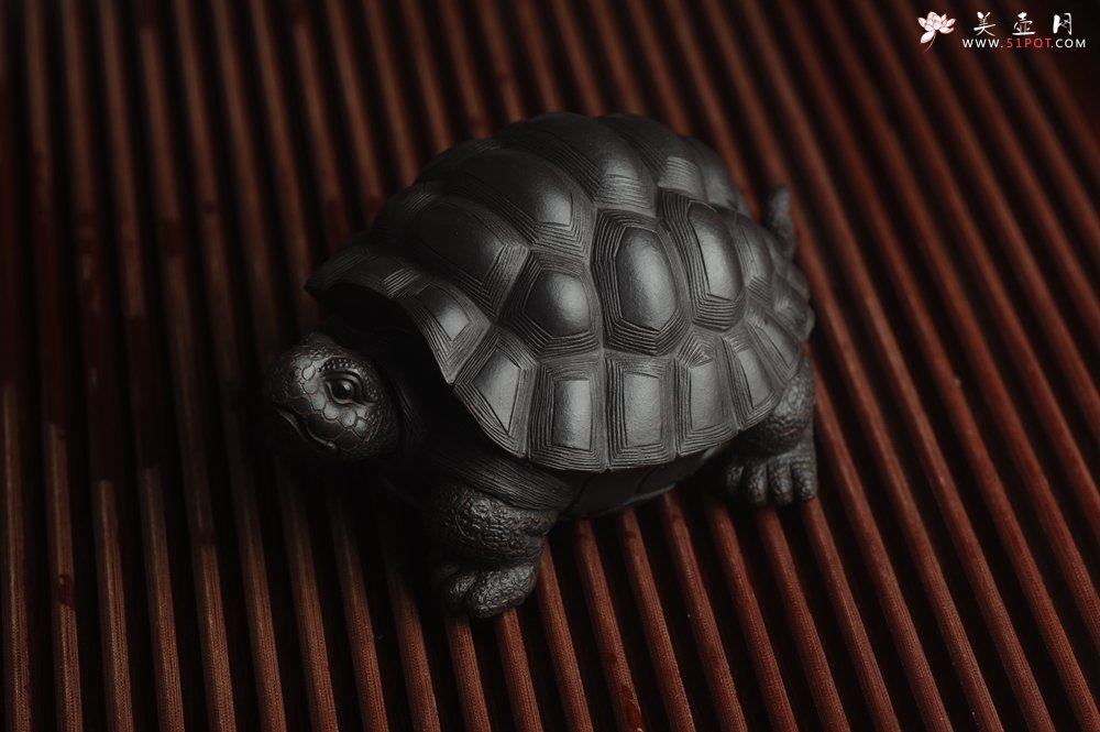紫砂壶图片：美宠中秋特惠 精致黑料忍者寿龟 长14cm宽9.5cm高7cm - 宜兴紫砂壶网