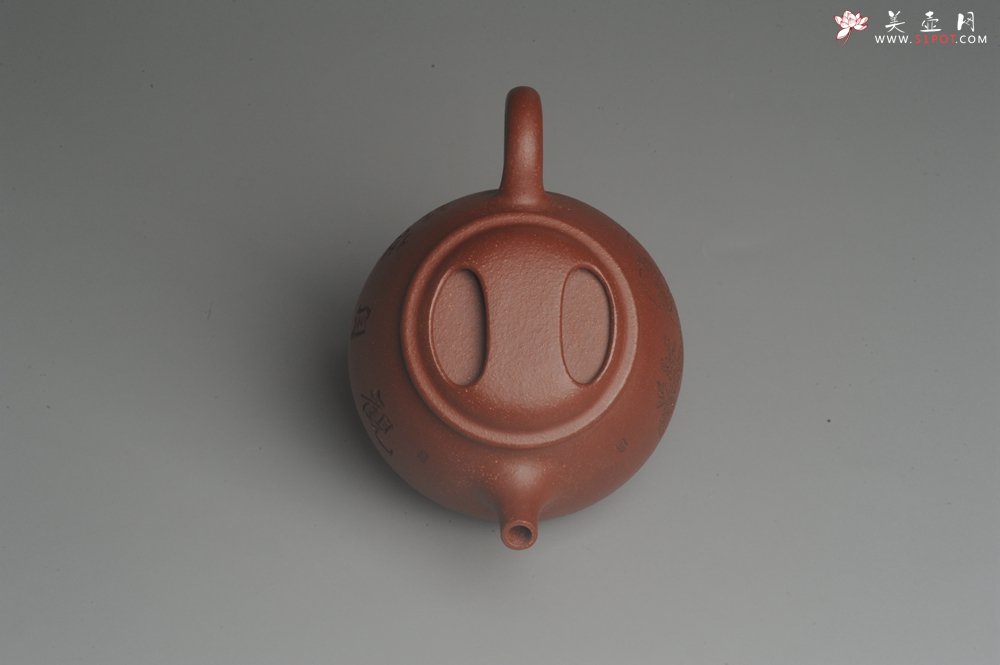 紫砂壶图片：美壶特惠 助工精工降坡泥三足牛盖壶 装饰人物特文气 - 宜兴紫砂壶网