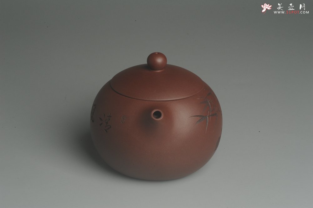 紫砂壶图片：美壶特惠 精致紫泥西施茶壶 精刻赏竹图 茶人醉爱 - 宜兴紫砂壶网