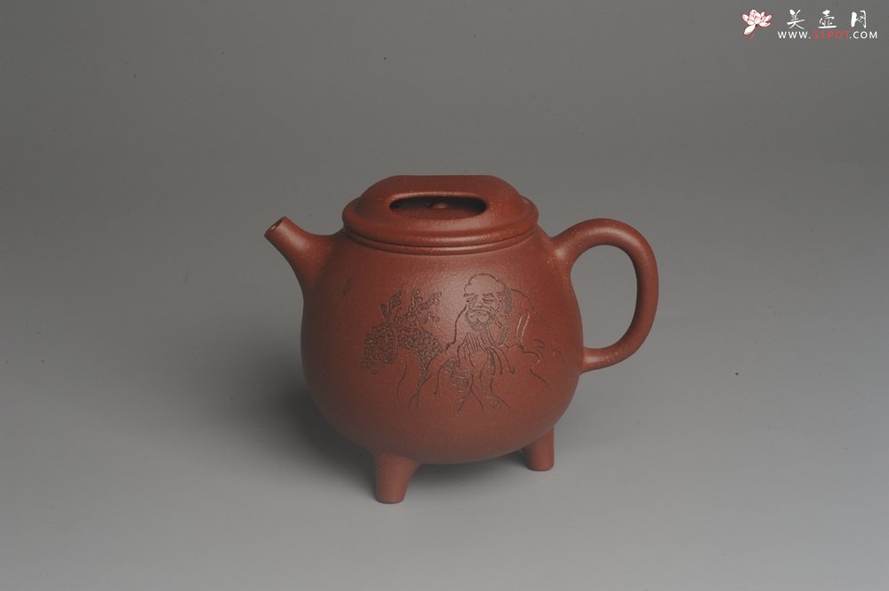紫砂壶图片：美壶特惠 助工精工降坡泥三足牛盖壶 装饰人物特文气 - 宜兴紫砂壶网