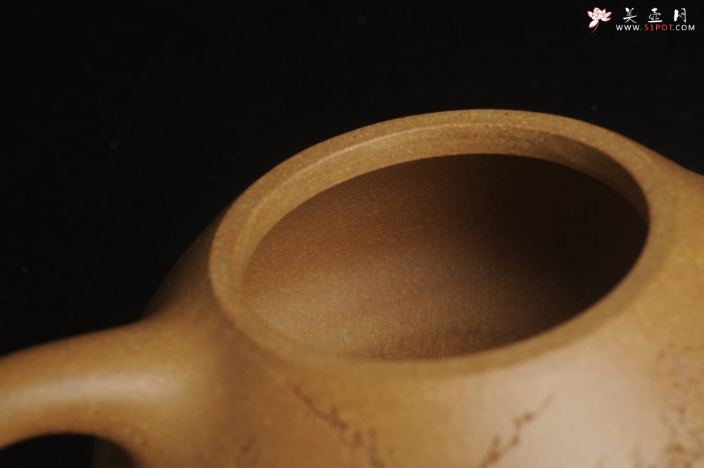 紫砂壶图片：潜力股周小培全手工老黄段泥（家藏老料 油润无比 识者自知）景舟石瓢 装饰梅花香图 文气 - 宜兴紫砂壶网