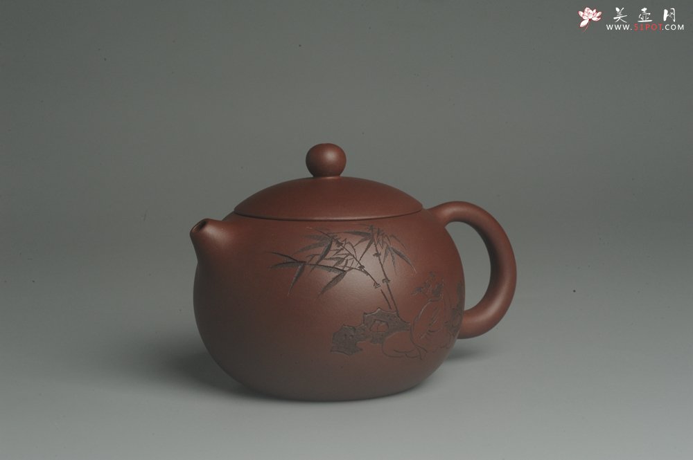 紫砂壶图片：美壶特惠 精致紫泥西施茶壶 精刻赏竹图 茶人醉爱 - 宜兴紫砂壶网