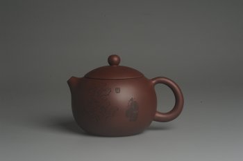 紫砂壶图片：美壶福利特惠 精致西施 精刻拜石图 茶人醉爱 - 宜兴紫砂壶网