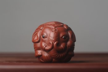 紫砂壶图片：美宠特惠 精致大红袍朱泥太平有象 长8cm高7cm宽7cm - 宜兴紫砂壶网