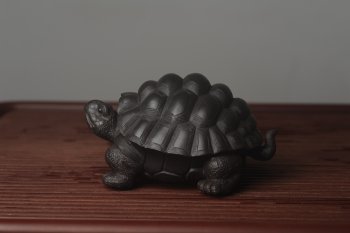 紫砂壶图片：美宠中秋特惠 精致黑料忍者寿龟 长14cm宽9.5cm高7cm - 宜兴紫砂壶网