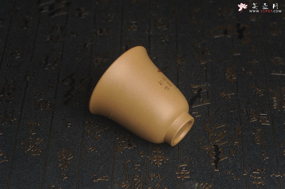 紫砂壶图片：美杯国庆特惠 精品好泥好工好刻雅致泥绘山水主人杯 茶人醉爱 - 宜兴紫砂壶网