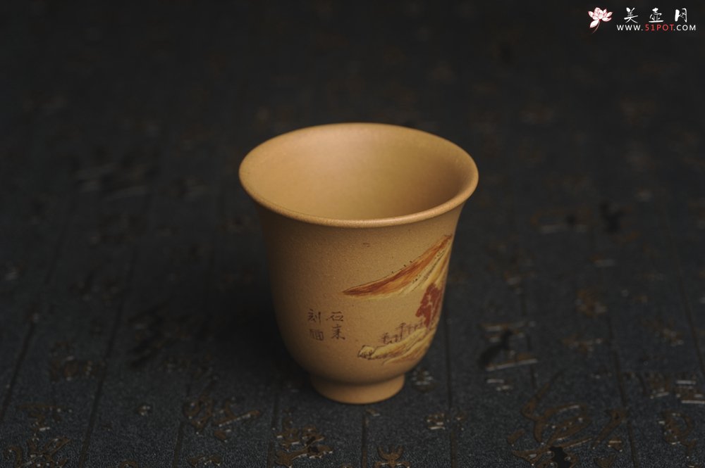 紫砂壶图片：美杯国庆特惠 精品好泥好工好刻雅致泥绘山水主人杯 茶人醉爱 - 宜兴紫砂壶网