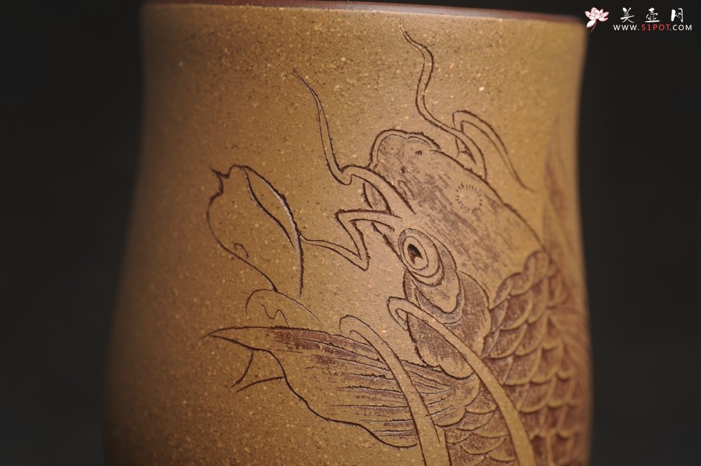 紫砂壶图片：美杯特惠 精品好泥好工好刻雅致特厚实鱼跃主人杯二式 茶人醉爱 - 宜兴紫砂壶网