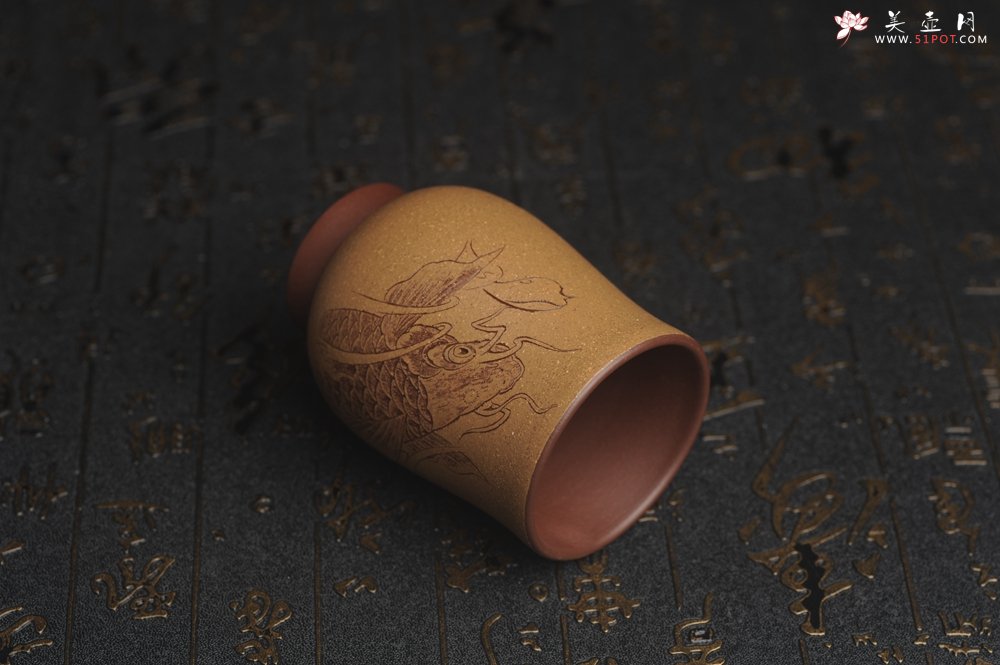 紫砂壶图片：美杯特惠 精品好泥好工好刻雅致特厚实鱼跃主人杯二式 茶人醉爱 - 宜兴紫砂壶网