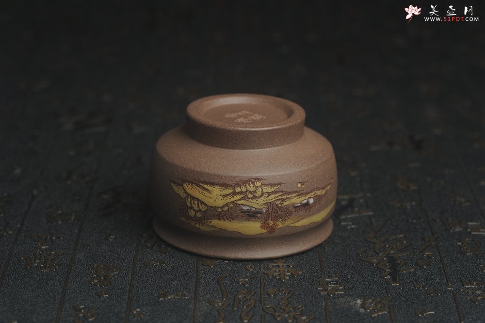 紫砂壶图片：美杯国庆特惠 精品好泥好工好刻雅致厚实泥绘山水主人杯 茶人醉爱 - 宜兴紫砂壶网