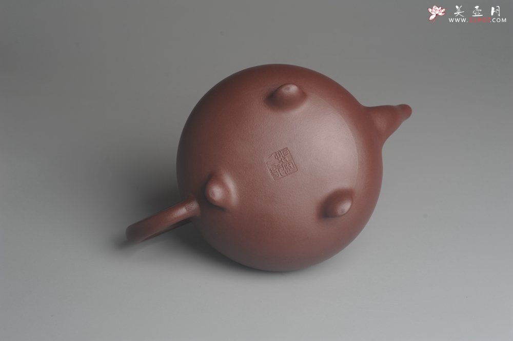 紫砂壶图片：油润底曹青 全手工三足致远 饱满厚重大气 - 宜兴紫砂壶网