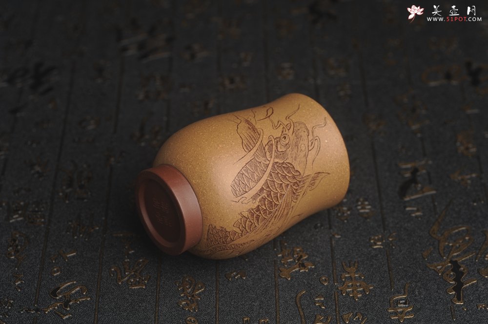 紫砂壶图片：美杯特惠 精品好泥好工好刻雅致特厚实鱼跃主人杯二式 茶人醉爱 - 宜兴紫砂壶网