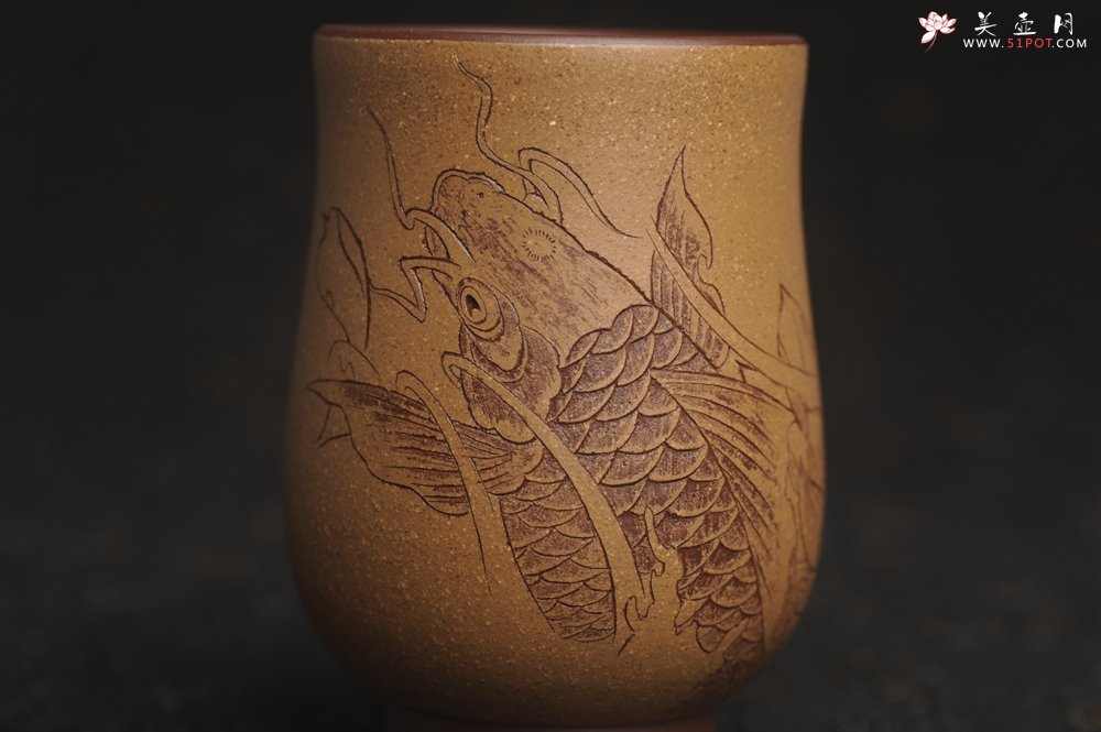 紫砂壶图片：美杯特惠 精品好泥好工好刻雅致特厚实鱼跃主人杯二式 茶人醉爱 - 宜兴紫砂壶网