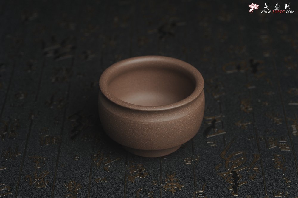 紫砂壶图片：美杯国庆特惠 精品好泥好工好刻雅致厚实泥绘山水主人杯 茶人醉爱 - 宜兴紫砂壶网