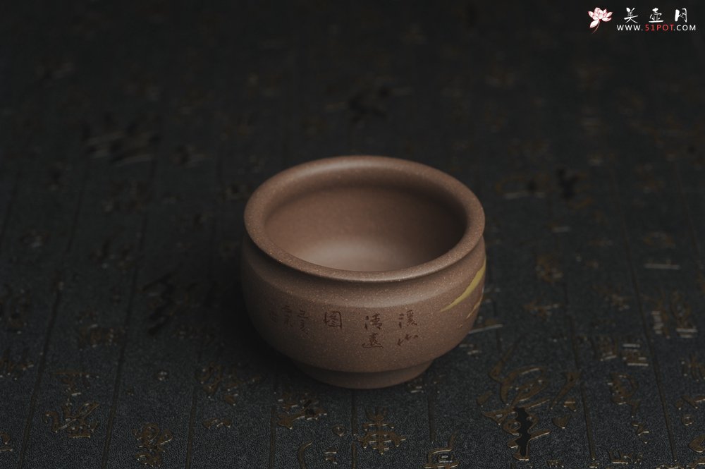 紫砂壶图片：美杯国庆特惠 精品好泥好工好刻雅致厚实泥绘山水主人杯 茶人醉爱 - 宜兴紫砂壶网