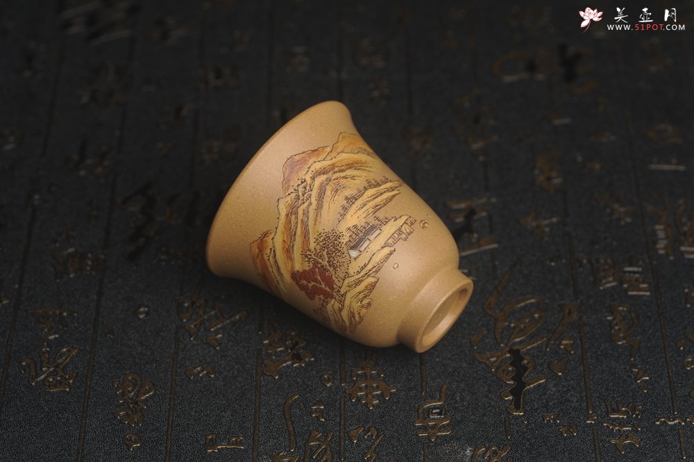 紫砂壶图片：美杯国庆特惠 精品好泥好工好刻雅致泥绘山水主人杯 茶人醉爱 - 宜兴紫砂壶网