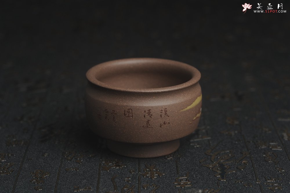 紫砂壶图片：美杯国庆特惠 精品好泥好工好刻雅致厚实泥绘山水主人杯 茶人醉爱 - 宜兴紫砂壶网