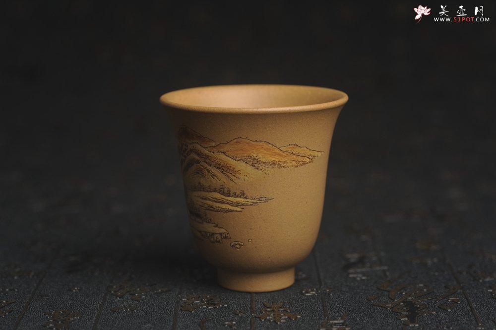 紫砂壶图片：美杯国庆特惠 精品好泥好工好刻雅致泥绘山水主人杯 茶人醉爱 - 宜兴紫砂壶网