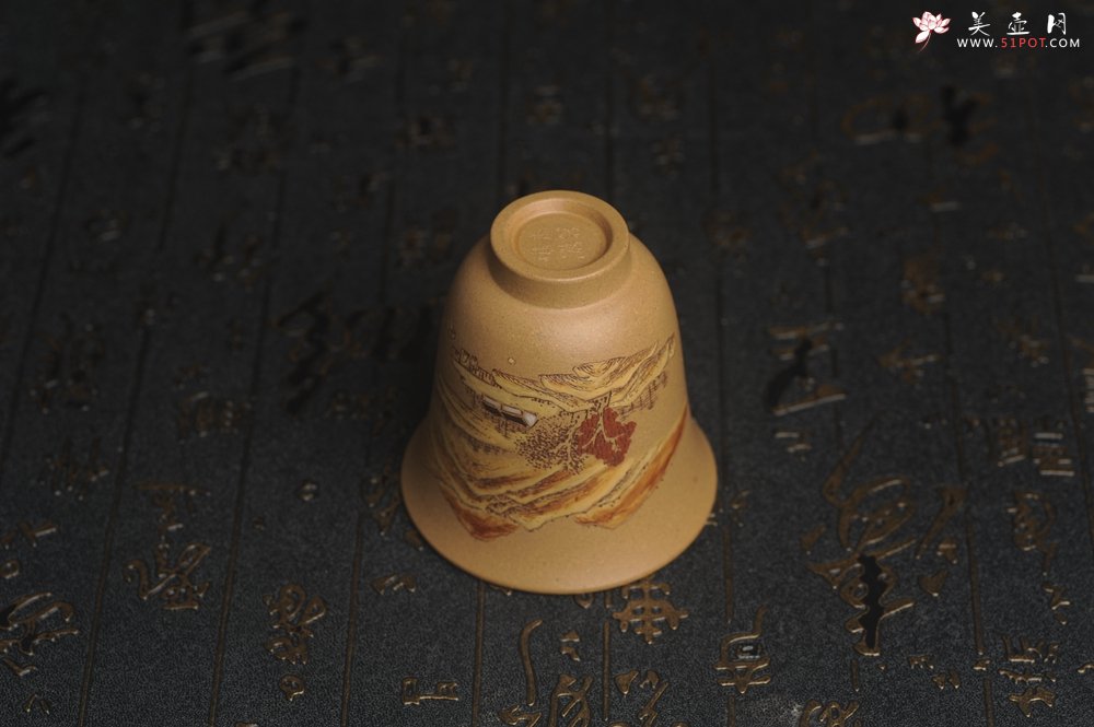 紫砂壶图片：美杯国庆特惠 精品好泥好工好刻雅致泥绘山水主人杯 茶人醉爱 - 宜兴紫砂壶网