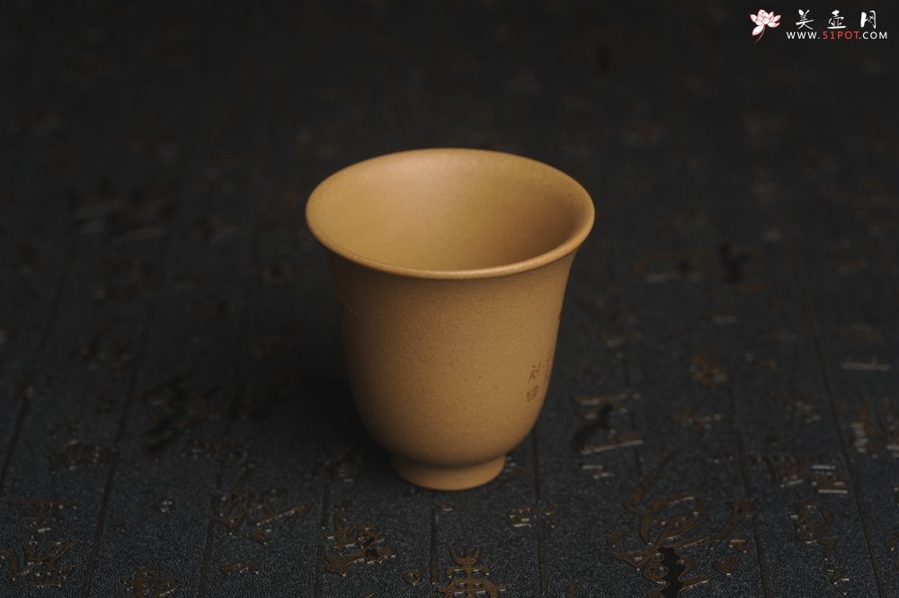 紫砂壶图片：美杯国庆特惠 精品好泥好工好刻雅致泥绘山水主人杯 茶人醉爱 - 宜兴紫砂壶网