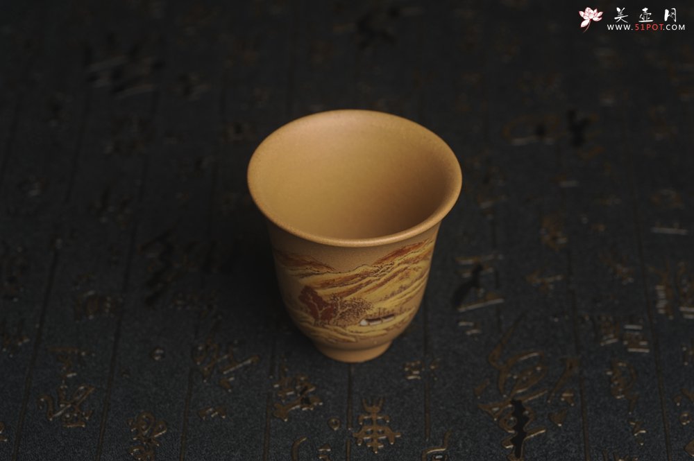 紫砂壶图片：美杯国庆特惠 精品好泥好工好刻雅致泥绘山水主人杯 茶人醉爱 - 宜兴紫砂壶网