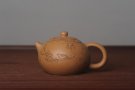 紫砂壶图片：油润老黄段泥(此泥料属于家藏老料！油润无比，识者自知！)全手工喜上眉梢小品西施 特文气 - 宜兴紫砂壶网