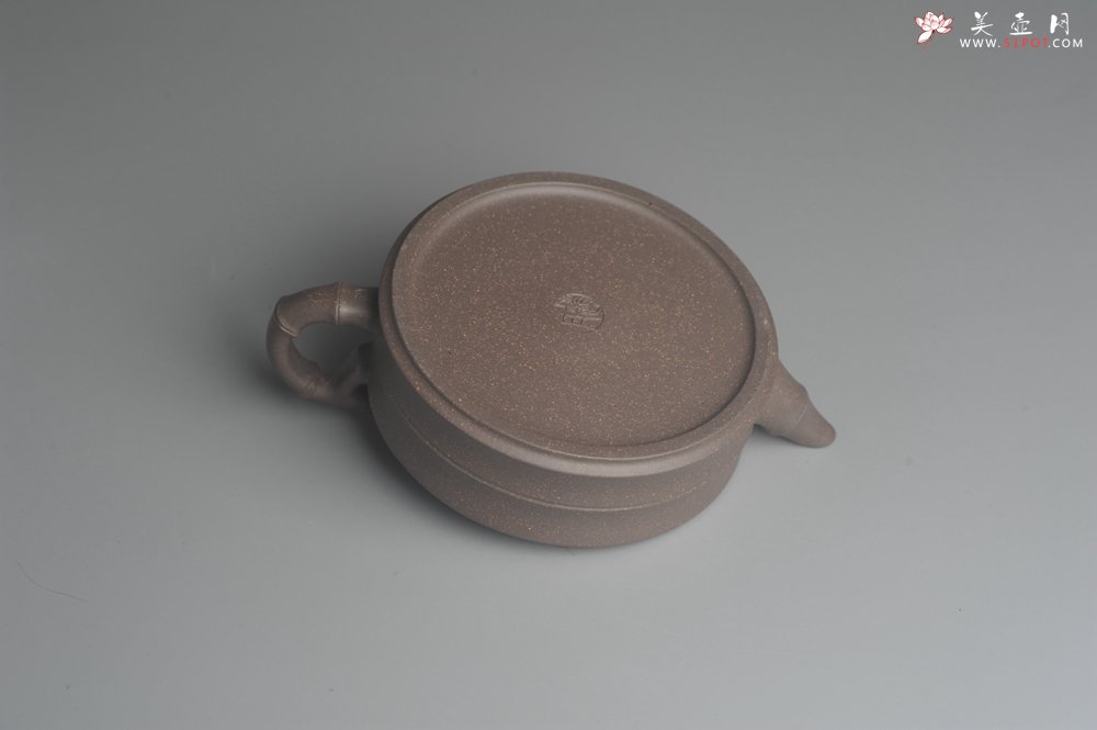 紫砂壶图片：美壶特惠 精致青灰段竹扁套壶 一壶（280ml）二杯（每个100ml） - 宜兴紫砂壶网