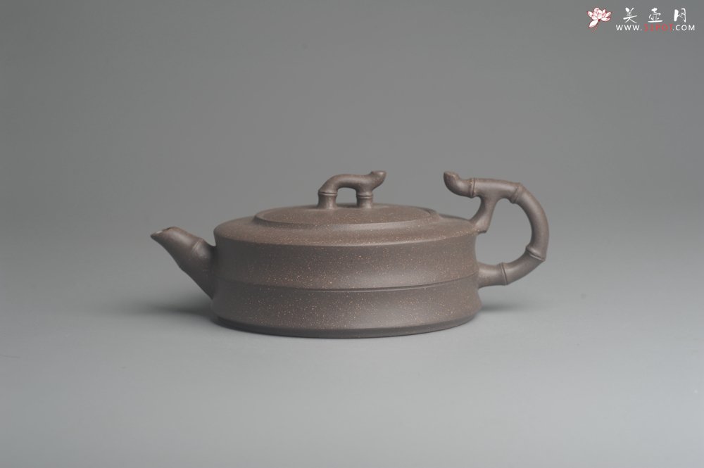 紫砂壶图片：美壶特惠 精致青灰段竹扁套壶 一壶（280ml）二杯（每个100ml） - 宜兴紫砂壶网