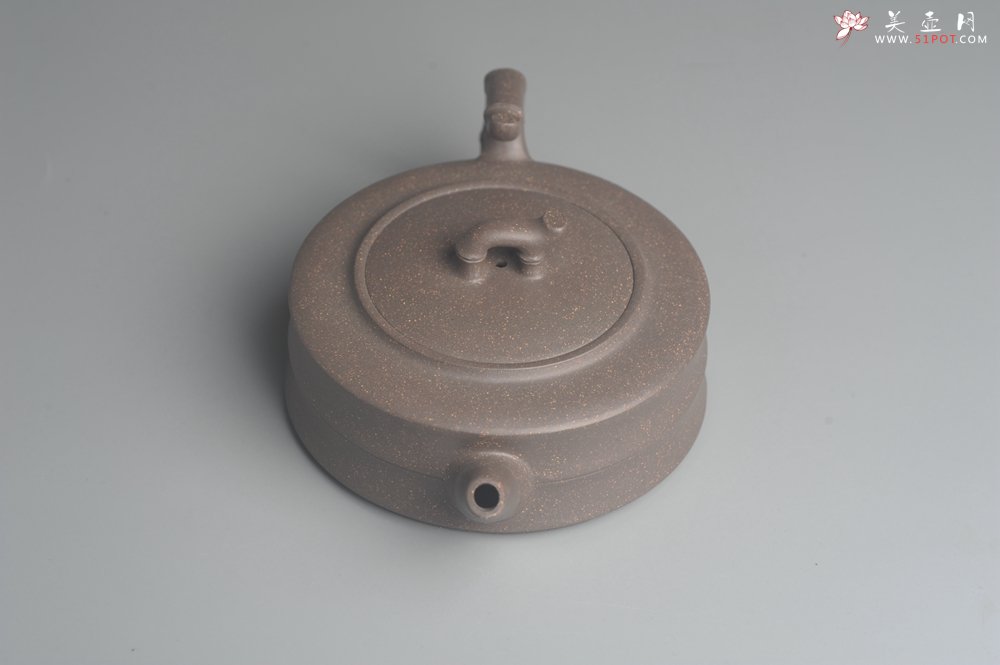 紫砂壶图片：美壶特惠 精致青灰段竹扁套壶 一壶（280ml）二杯（每个100ml） - 宜兴紫砂壶网