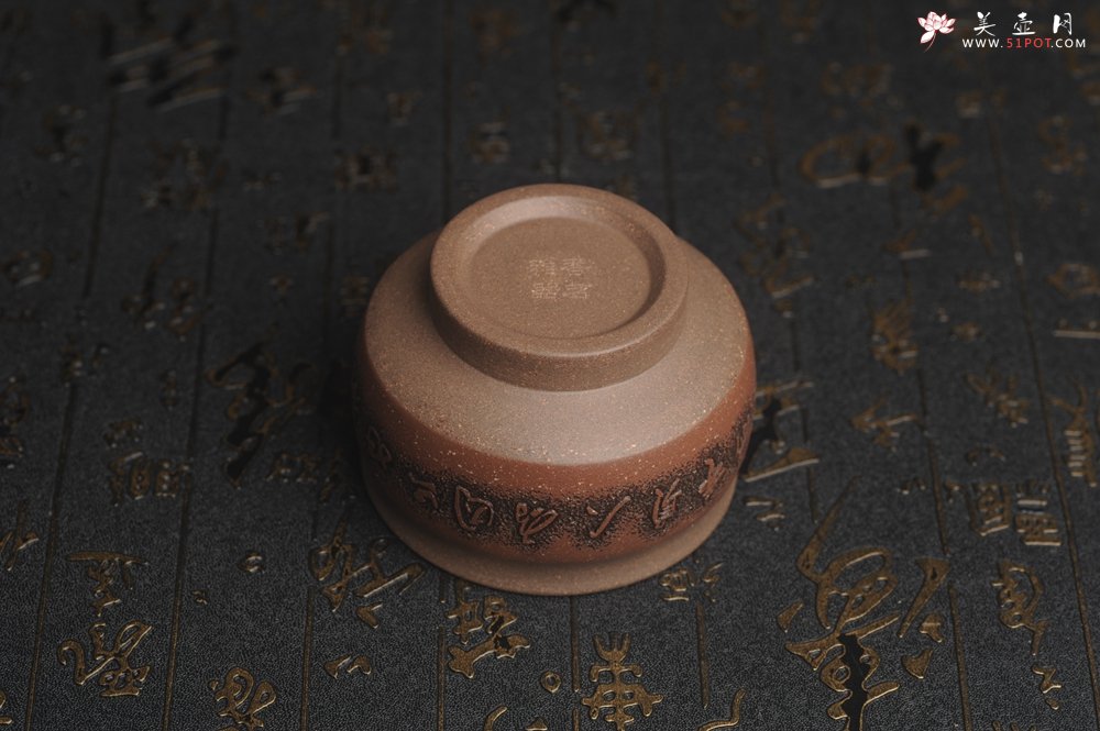 紫砂壶图片：美杯特惠 精致厚重雅致紫砂主人杯 世间那（哪）有岁月静好 只因有人负重前行 - 宜兴紫砂壶网