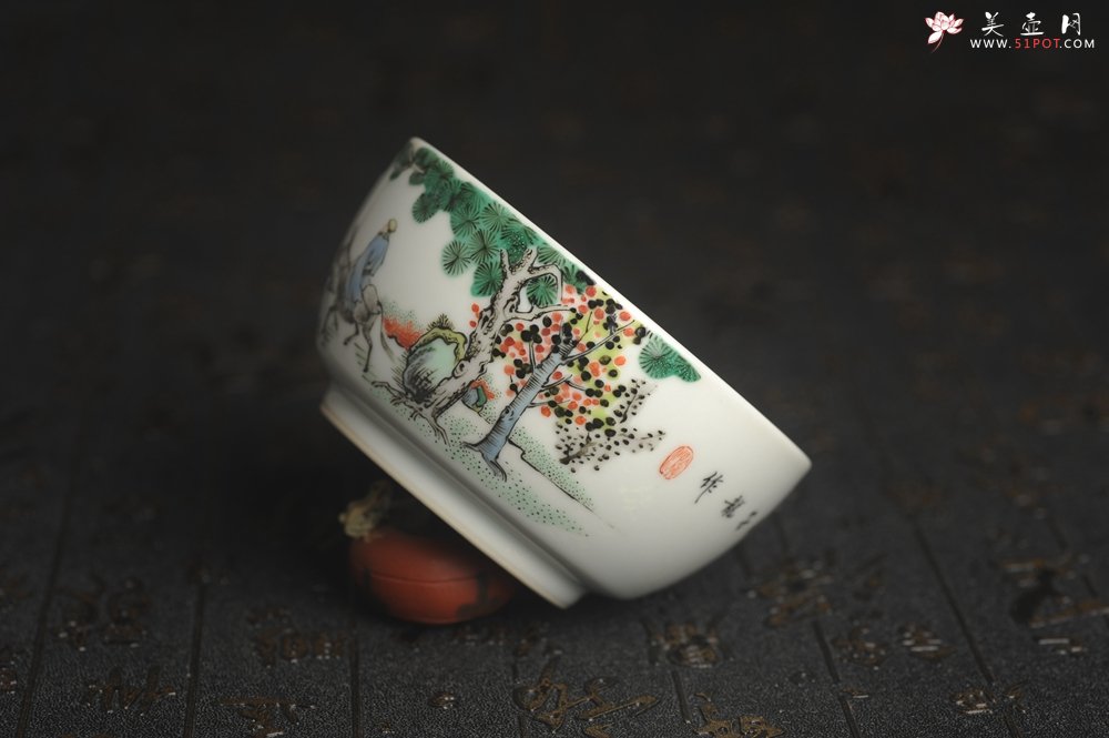 紫砂壶图片：玄辰器 精品古彩踏歌行主人杯压手杯 景德镇茶杯 茶人醉爱 - 宜兴紫砂壶网