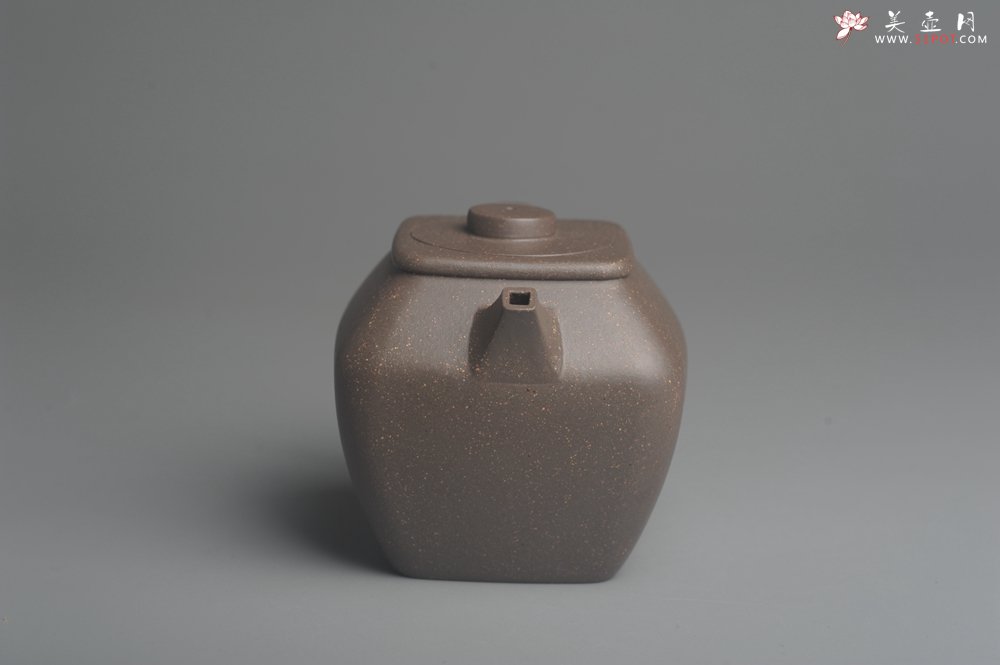 紫砂壶图片：美壶特惠 优质青灰段泥精致混方巨轮壶 茶人醉爱 - 宜兴紫砂壶网