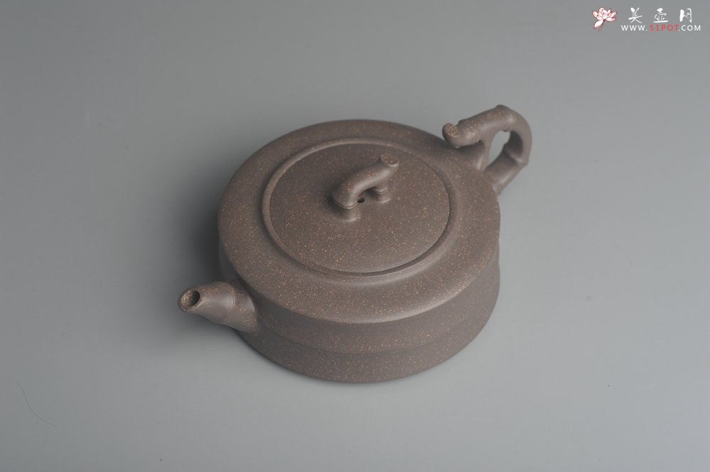 紫砂壶图片：美壶特惠 精致青灰段竹扁套壶 一壶（280ml）二杯（每个100ml） - 宜兴紫砂壶网