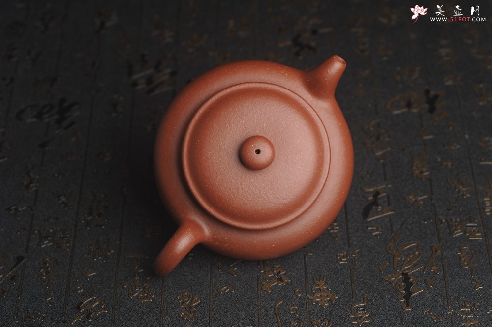 紫砂壶图片：美壶特惠  精致特好降坡泥扁仿古 茶人醉爱 - 宜兴紫砂壶网