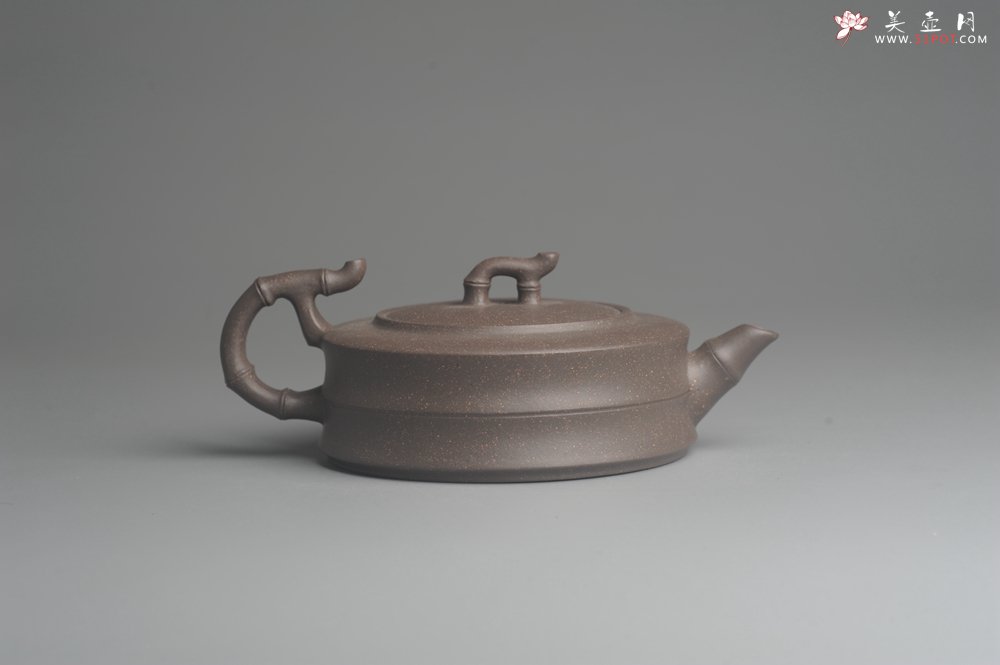 紫砂壶图片：美壶特惠 精致青灰段竹扁套壶 一壶（280ml）二杯（每个100ml） - 宜兴紫砂壶网