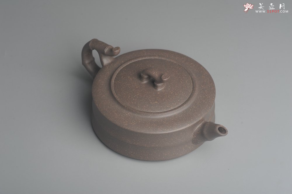 紫砂壶图片：美壶特惠 精致青灰段竹扁套壶 一壶（280ml）二杯（每个100ml） - 宜兴紫砂壶网