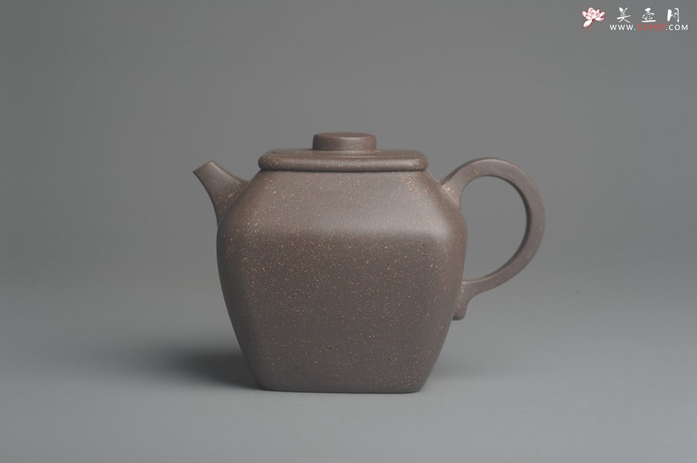 紫砂壶图片：美壶特惠 优质青灰段泥精致混方巨轮壶 茶人醉爱 - 宜兴紫砂壶网