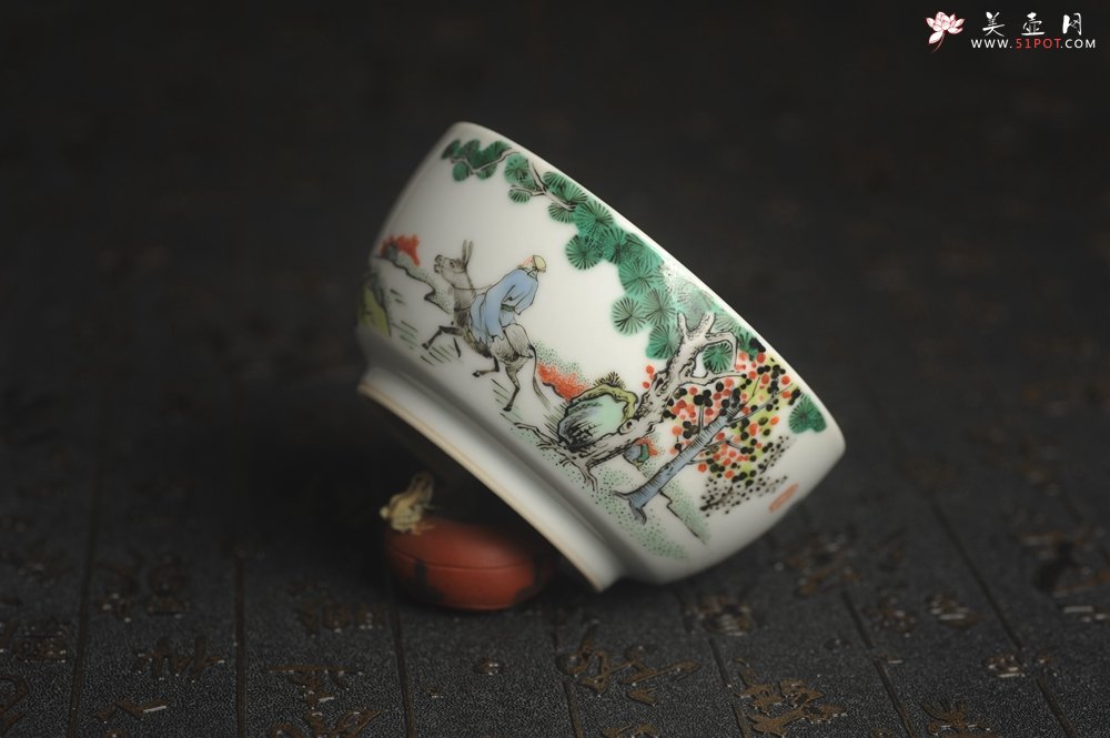 紫砂壶图片：玄辰器 精品古彩踏歌行主人杯压手杯 景德镇茶杯 茶人醉爱 - 宜兴紫砂壶网