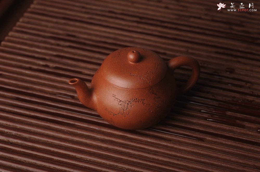 紫砂壶图片：潜力股周小培原创全手工缘德壶 通转梅花 特文气 - 宜兴紫砂壶网