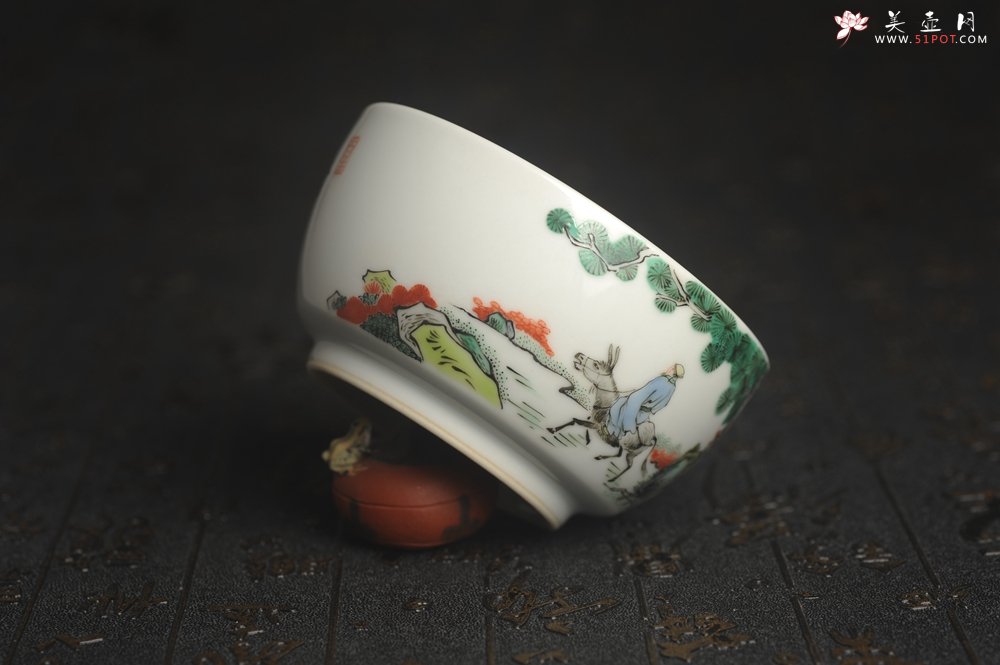 紫砂壶图片：玄辰器 精品古彩踏歌行主人杯压手杯 景德镇茶杯 茶人醉爱 - 宜兴紫砂壶网