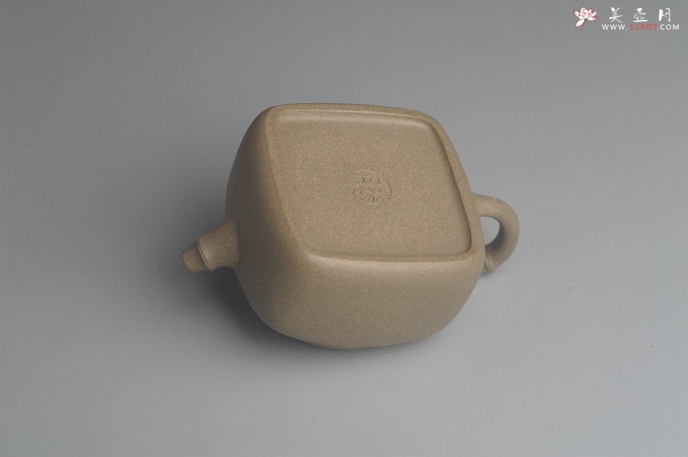 紫砂壶图片：美壶特惠 精工青段四方竹壶 茶人醉爱 - 宜兴紫砂壶网