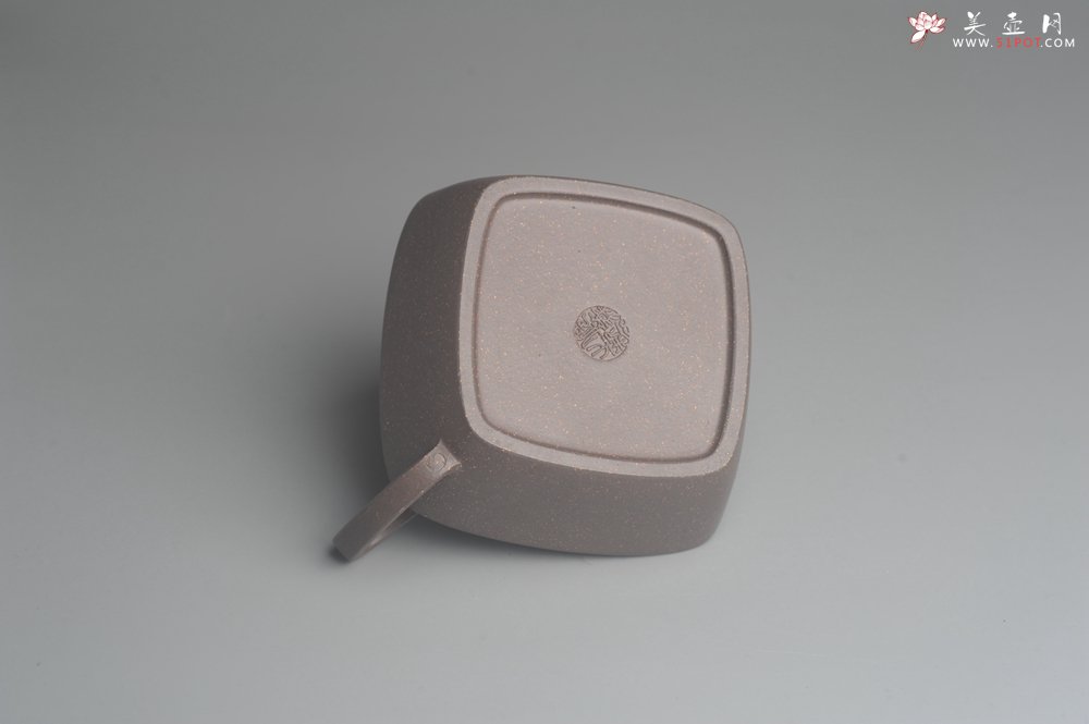 紫砂壶图片：美壶特惠 精致青灰段泥四方无名壶 茶人醉爱 - 宜兴紫砂壶网