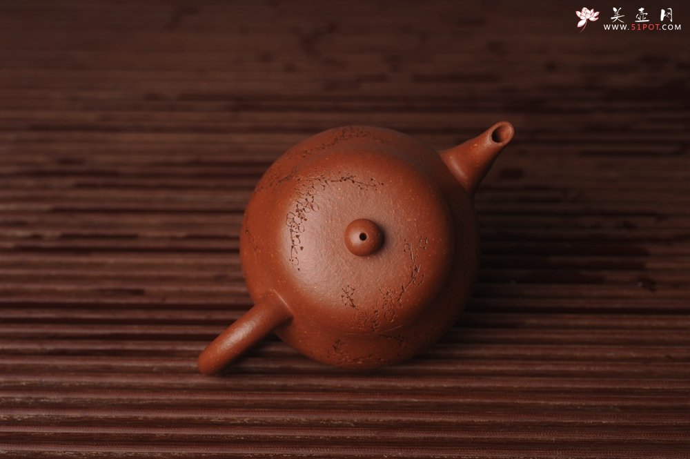 紫砂壶图片：潜力股周小培原创全手工缘德壶 通转梅花 特文气 - 宜兴紫砂壶网