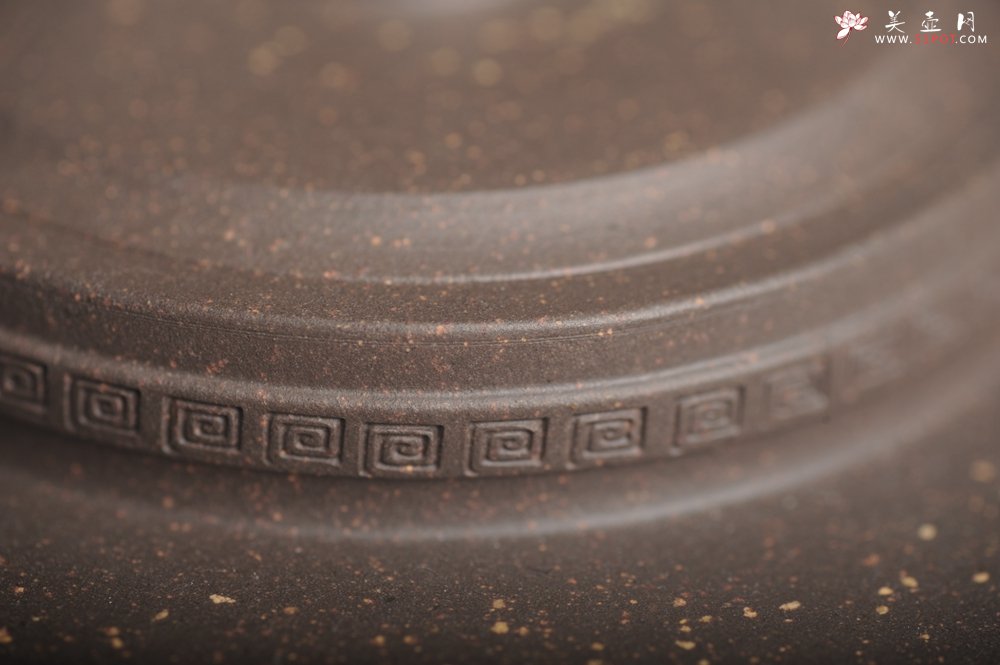 紫砂壶图片：美壶特惠 精致青灰段泥繁星提梁壶 茶人醉爱 - 宜兴紫砂壶网